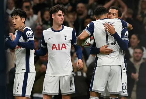Ekspresi kecewa Bruno Fernandes (kanan) dan sejumlah pemain Manchester United setelah ditahan imbang 1-1 oleh Real Sociedad dalam laga leg 1 babak 16 besar Liga Europa 2024/2025 di Anoeta Sta