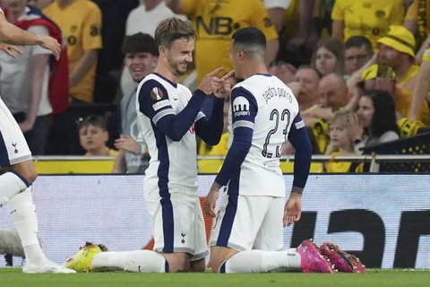 Ekspresi kecewa Bruno Fernandes (kanan) dan sejumlah pemain Manchester United setelah ditahan imbang 1-1 oleh Real Sociedad dalam laga leg 1 babak 16 besar Liga Europa 2024/2025 di Anoeta Sta