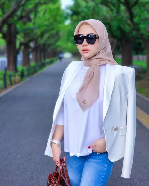 7 Outfit Syahrini dengan Blazer, Inspirasi Gaya Trendi dan Elegan (Instagram/princessyahrini)