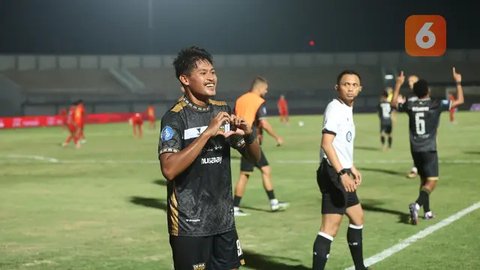 Selebrasi pemain Dewa United, Septian Bagaskara bersama Ahmad Nufiandani setelah mencetak gol kedua timnya ke gawang Persija Jakarta pada laga pekan ke-10 BRI Liga 1 2023/2024 di Stadion I