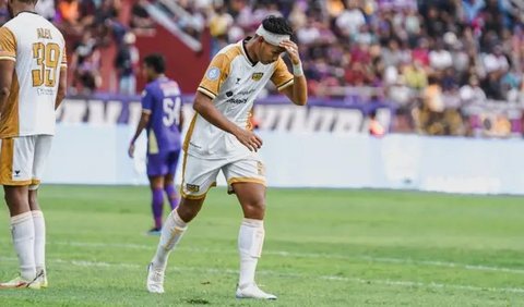 Selebrasi pemain Dewa United, Septian Bagaskara bersama Ahmad Nufiandani setelah mencetak gol kedua timnya ke gawang Persija Jakarta pada laga pekan ke-10 BRI Liga 1 2023/2024 di Stadion I