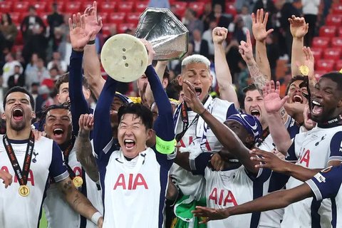 Penyerang Korea Selatan, Son Heung-min, menggigit mendali, usai menjuarai Asian Games dengan mengalahkan Jepang di Stadion Pakansari, Jawa Barat, Sabtu (1/9/2018). (AP/Bernat Armangue)