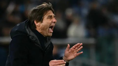 Pemain Napoli, Romelu Lukaku merayakan gol tendangan penaltinya ke gawang Como pada laga lanjutan Liga Italia 2024/2025 yang berlangsung di Stadion Diego Armando Maradona, Naples, Italia, Jum