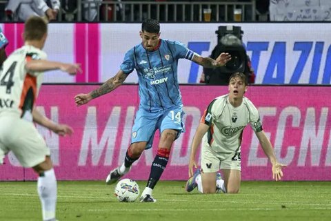 Pemain Napoli, Romelu Lukaku merayakan gol tendangan penaltinya ke gawang Como pada laga lanjutan Liga Italia 2024/2025 yang berlangsung di Stadion Diego Armando Maradona, Naples, Italia, Jum