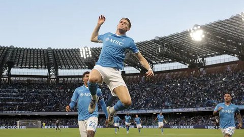 Pemain Napoli, Romelu Lukaku merayakan gol tendangan penaltinya ke gawang Como pada laga lanjutan Liga Italia 2024/2025 yang berlangsung di Stadion Diego Armando Maradona, Naples, Italia, Jum