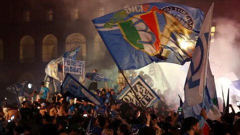 Pemain Napoli, Romelu Lukaku merayakan gol tendangan penaltinya ke gawang Como pada laga lanjutan Liga Italia 2024/2025 yang berlangsung di Stadion Diego Armando Maradona, Naples, Italia, Jum