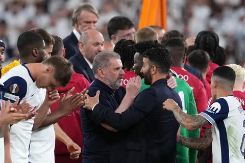 Bek Manchester United Luke Shaw berebut bola dengan pemain Tottenham Brennan Johnson dalam laga final Liga Europa di San Mames, Kamis (22/5/2025). (AP Photo/Manu Fernandez)
