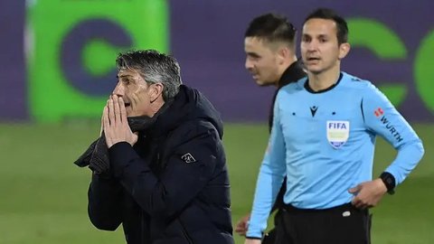 Kekecewaan Carlo Ancelotti dan Kylian Mbappe saat Real Madrid kalah dari Valencia di ajang Liga Spanyol. (JAVIER SORIANO / AFP)