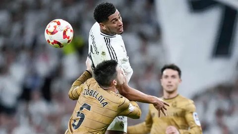 Kekecewaan Carlo Ancelotti dan Kylian Mbappe saat Real Madrid kalah dari Valencia di ajang Liga Spanyol. (JAVIER SORIANO / AFP)