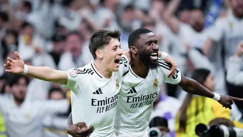 Kekecewaan Carlo Ancelotti dan Kylian Mbappe saat Real Madrid kalah dari Valencia di ajang Liga Spanyol. (JAVIER SORIANO / AFP)