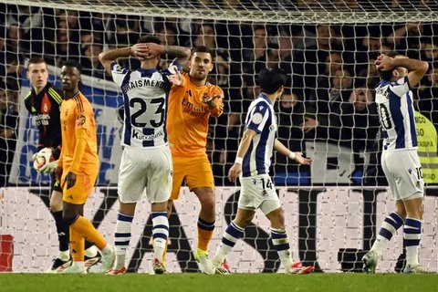Kekecewaan Carlo Ancelotti dan Kylian Mbappe saat Real Madrid kalah dari Valencia di ajang Liga Spanyol. (JAVIER SORIANO / AFP)