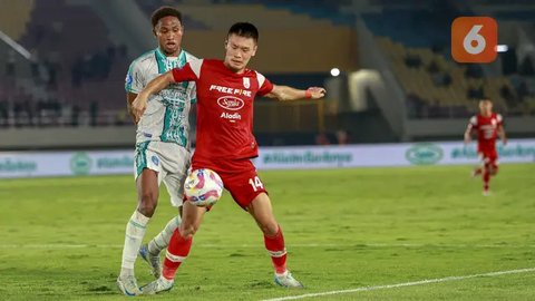 Pemain Dewa United, Ricky Kambuaya menggiring bola saat laga lanjutan BRI Liga 1 2023/2024 antara Dewa United melawan Persebaya Surabaya di Indomilk Arena, Tangerang, Sabtu (30/09/2023). (