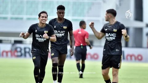 Pemain Dewa United, Ricky Kambuaya menggiring bola saat laga lanjutan BRI Liga 1 2023/2024 antara Dewa United melawan Persebaya Surabaya di Indomilk Arena, Tangerang, Sabtu (30/09/2023). (