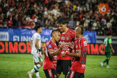 Penyerang Persebaya Surabaya, Francisco Rivera, berselebrasi setelah menjebol gawang Borneo FC dalam laga pekan 16 BRI Liga 1 2024/2025 di Stadion Gelora Bung Tomo, Surabaya, Jumat (20/12/202