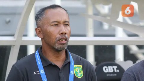 Penyerang Persebaya Surabaya, Francisco Rivera, berselebrasi setelah menjebol gawang Borneo FC dalam laga pekan 16 BRI Liga 1 2024/2025 di Stadion Gelora Bung Tomo, Surabaya, Jumat (20/12/202
