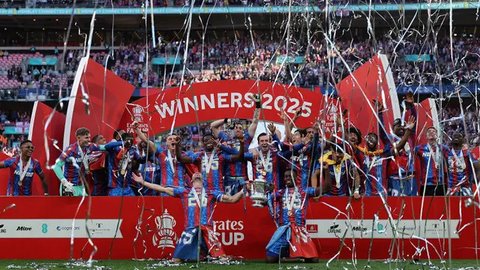 Selebrasi Mohamed Salah di depan fans Liverpool seusai membobol gawang Brighton pada lanjutan Liga Inggris 2024/2025, Sabtu (2/11/2024) malam WIB. (Darren Staples / AFP)