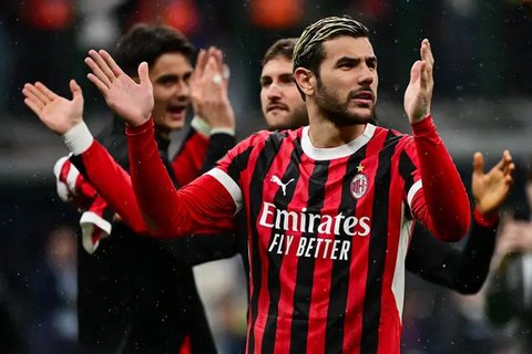 Selebrasi para pemain AC Milan setelah Luca Jovic membobol gawang Inter Milan pada semifinal Coppa Italia, Kamis (24/4/2025) dini hari WIB. (AP Photo/Luca Bruno))