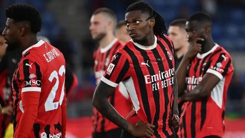Selebrasi para pemain AC Milan setelah Luca Jovic membobol gawang Inter Milan pada semifinal Coppa Italia, Kamis (24/4/2025) dini hari WIB. (AP Photo/Luca Bruno))