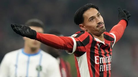 Selebrasi para pemain AC Milan setelah Luca Jovic membobol gawang Inter Milan pada semifinal Coppa Italia, Kamis (24/4/2025) dini hari WIB. (AP Photo/Luca Bruno))