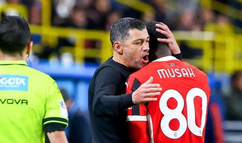 Selebrasi para pemain AC Milan setelah Luca Jovic membobol gawang Inter Milan pada semifinal Coppa Italia, Kamis (24/4/2025) dini hari WIB. (AP Photo/Luca Bruno))