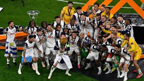Son Heung-min (tengah) mengangkat trofi untuk merayakan kemenangan bersama para pemain Tottenham setelah menjuarai final Liga Europa 2024/2025 di Stadion San Mames, Bilbao, Spanyol, Kamis (22