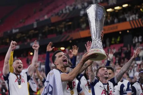 Son Heung-min (tengah) mengangkat trofi untuk merayakan kemenangan bersama para pemain Tottenham setelah menjuarai final Liga Europa 2024/2025 di Stadion San Mames, Bilbao, Spanyol, Kamis (22
