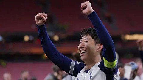 Son Heung-min (tengah) mengangkat trofi untuk merayakan kemenangan bersama para pemain Tottenham setelah menjuarai final Liga Europa 2024/2025 di Stadion San Mames, Bilbao, Spanyol, Kamis (22