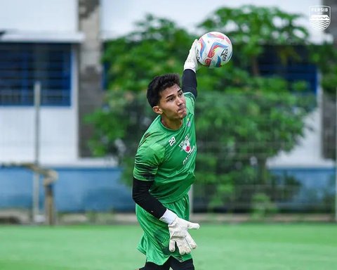 Kevin Ray Mendoza, kiper berdarah Denmark dan Filipina kini resmi membela Persib Bandung (X/Persib)