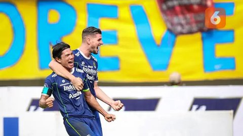 Pemain Persib Bandung, Nick Kuipers tampak kecewa setelah ditaklukkan Persik Kediri pada laga BRI Liga 1 2022/2023 di Stadion Pakansari, Bogor, Rabu (8/3/2023). (Bola.com/M Iqbal Ichsan)