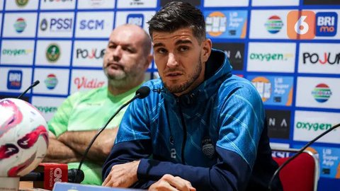 Pemain Persib Bandung, Nick Kuipers tampak kecewa setelah ditaklukkan Persik Kediri pada laga BRI Liga 1 2022/2023 di Stadion Pakansari, Bogor, Rabu (8/3/2023). (Bola.com/M Iqbal Ichsan)