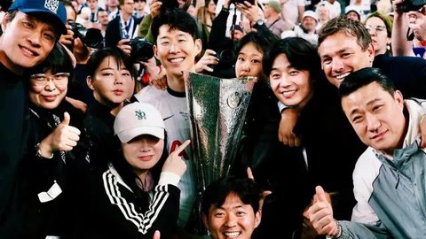 Pemain Tottenham Hotspur, Son Heung-min merayakan kemenangan atas Manchester United dalam final Liga Europa 2024/2025 di Stadion San Mames, Bilbao, Spanyol, Kamis (22/05/2025) WIB. Tottenham