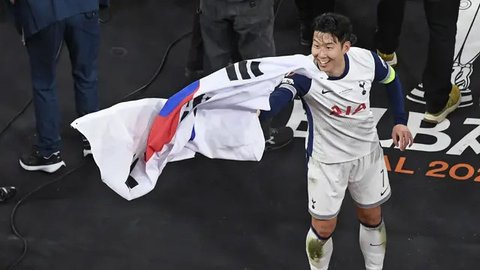Pemain Tottenham Hotspur, Son Heung-min merayakan kemenangan atas Manchester United dalam final Liga Europa 2024/2025 di Stadion San Mames, Bilbao, Spanyol, Kamis (22/05/2025) WIB. Tottenham