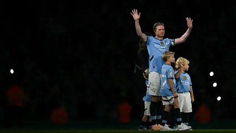 Gelandang Manchester City, Kevin De Bruyne melambaikan tangan kepada para pendukung saat ia meninggalkan lapangan di akhir pertandingan terakhirnya bersama The Citizens selama pertandingan se