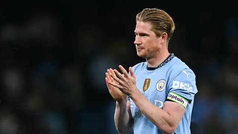 Gelandang Manchester City, Kevin De Bruyne melambaikan tangan kepada para pendukung saat ia meninggalkan lapangan di akhir pertandingan terakhirnya bersama The Citizens selama pertandingan se