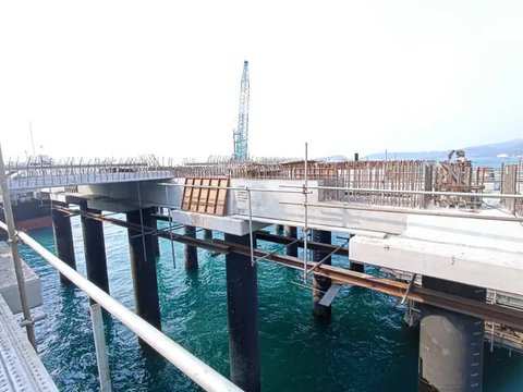 Video viral di platform X (Twitter): Cahaya api merah terangi langit Oxford, Inggris.