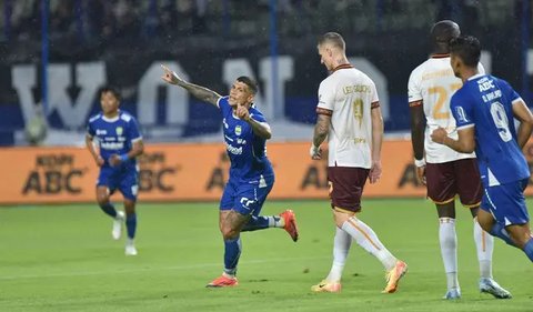 Pemian Persib Bandung, Ciro Alves melakukan selebrasi setelah mencetak gol pembuka timnya ke gawang PSM Makassar pada laga Piala Presiden 2024 di Stadion Si Jalak Harupat, Bandung, Jumat (