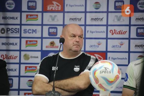 Pemian Persib Bandung, Ciro Alves melakukan selebrasi setelah mencetak gol pembuka timnya ke gawang PSM Makassar pada laga Piala Presiden 2024 di Stadion Si Jalak Harupat, Bandung, Jumat (