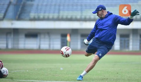 Pelatih kiper Persib Bandung, Luizinho Passos, memberikan pelatihan kepada para penjaga gawang Akademi Persib di Stadion Siliwangi, Kota Bandung, 10-11 Juni 2024. (Bola.com/Erwin Snaz)
