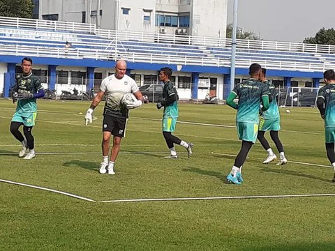 Pelatih kiper Persib Bandung, Luizinho Passos, memberikan pelatihan kepada para penjaga gawang Akademi Persib di Stadion Siliwangi, Kota Bandung, 10-11 Juni 2024. (Bola.com/Erwin Snaz)