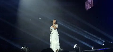 Bernadya menjadi bintang tamu dalam konser Rossa bertajuk Here I Am yang dihelat Jumat (23/5/2025) di Indonesia Arena, Jakarta. (Foto: Ratnaning Asih)