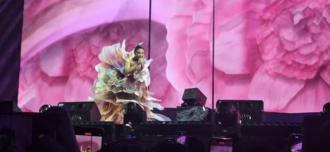 Bernadya menjadi bintang tamu dalam konser Rossa bertajuk Here I Am yang dihelat Jumat (23/5/2025) di Indonesia Arena, Jakarta. (Foto: Ratnaning Asih)