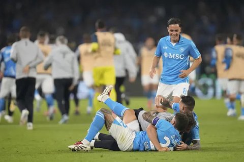 Skuad Napoli merayakan gelar Scudetto Serie A musim 2024/2025. (AP Photo/Gregorio Borgia)