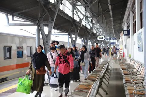 Penambahan Perjalanan KA Jarak jauh: Kereta jarak jauh tiba di Stasiun Pasar Senen, Jakarta, Jumat (10/7/2020). PT KAI telah mengoperasikan lima perjalanan kereta jarak jauh untuk tujuan B