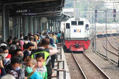 Penambahan Perjalanan KA Jarak jauh: Kereta jarak jauh tiba di Stasiun Pasar Senen, Jakarta, Jumat (10/7/2020). PT KAI telah mengoperasikan lima perjalanan kereta jarak jauh untuk tujuan B