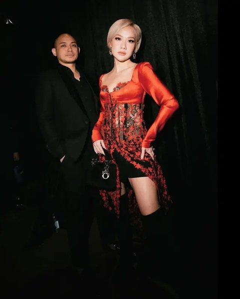 Lihat di sini tampilan BCL di peragaan busana tunggal Eddy Betty. [@itsmebcl].