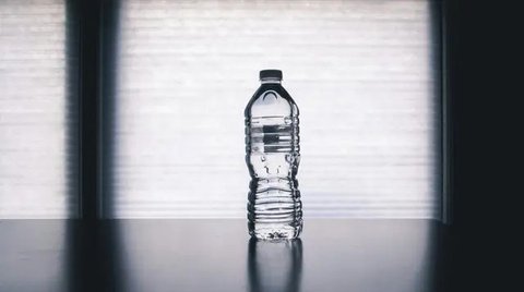 Ilustrasi Botol Minum. (Foto: Bluewater Sweden/Unsplash)