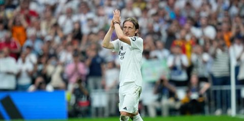 Luka Modric Ucapkan Selamat Tinggal, Santiago Bernabeu Banjir Air Mata