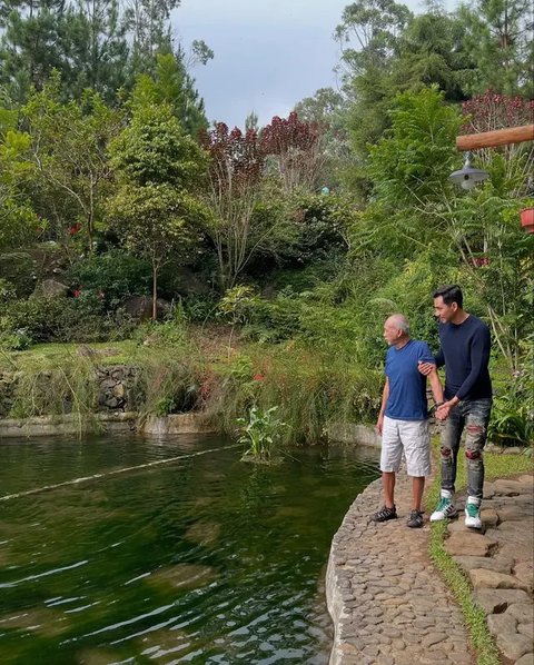 Ayah Darius Sinathrya, Pudjono Sugiardho Kartoprawiro wafat pada 21 Mei 2025, bertepatan dengan ulang tahun sang aktor ke-40. Ini 6 potret kenangannya. (Foto: Dok. Instagram @dagnesia)