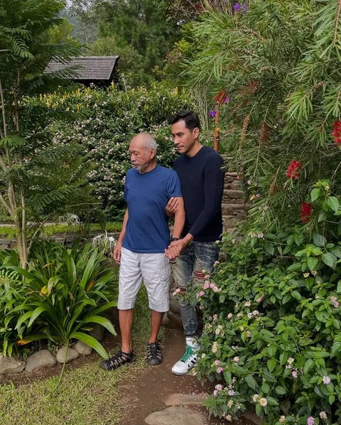 Ayah Darius Sinathrya, Pudjono Sugiardho Kartoprawiro wafat pada 21 Mei 2025, bertepatan dengan ulang tahun sang aktor ke-40. Ini 6 potret kenangannya. (Foto: Dok. Instagram @dagnesia)
