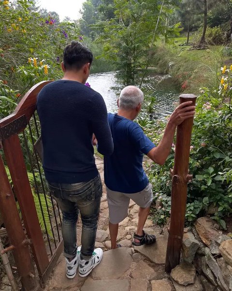 Ayah Darius Sinathrya, Pudjono Sugiardho Kartoprawiro wafat pada 21 Mei 2025, bertepatan dengan ulang tahun sang aktor ke-40. Ini 6 potret kenangannya. (Foto: Dok. Instagram @dagnesia)